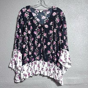 🎄🎄4/$10🎄🎄 Floral bell sleeve